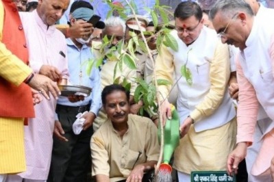 सीएम पुष्कर सिंह धामी ने किया पौधरोपण, आगंतुकों से किया फूलों के बजाय पौधे लाने का अनुरोध
