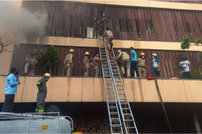 UP: हजरतगंज में लगी भीषण आग में दो लोगों की मौत, मुख्यमंत्री योगी ने दिए जांच के आदेश