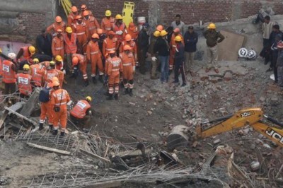 गुरुग्राम में गिरी पुरानी इमारत, मलबे में दबे चार मजदूर, दो को सुरक्षित निकाला बाहर