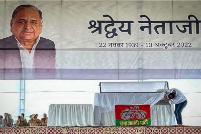 Mulayam Singh Funeral: अंत्येष्टि स्थल पहुंचे अभिनेता अभिषेक बच्चन