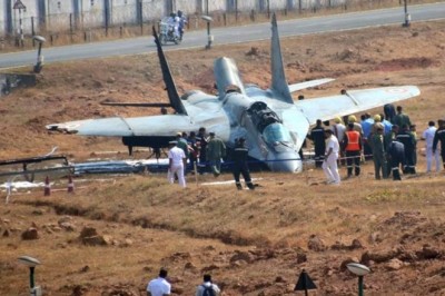 गोवा में मिग 29K लड़ाकू विमान क्रैश, बाल-बाल बचा पायलट