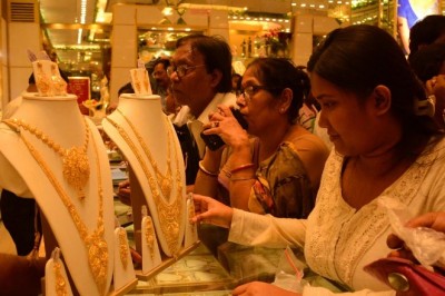 धनतेरस से पहले सोना सस्ता, 50 हजार से नीचे फिसला, चांदी भी कमजोर