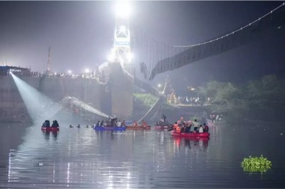 Morbi Bridge: सेल्फी लेने की होड़ में टूटा झूलते हुआ पुल, 132 लोगों की मौत