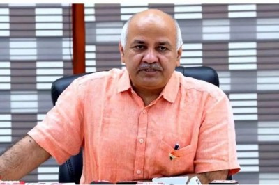 Gujarat: चुनाव आयोग के सामने धरने पर बैठे सिसोदिया, कहा- गनप्वाइंट पर वापस कराया गया प्रत्याशी का नामांकन