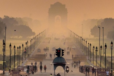 Delhi Weather: धुंध से घिरी राजधानी, आंखों में जलन और सांसों में जकड़न जैसी समस्या से परेशान लोग