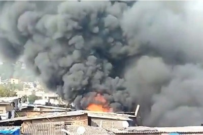 मुंबई के घाटकोपर में इमारत में आग लगने से एक की मौत, दो घायल, दमकलकर्मी मौके पर मौजूद