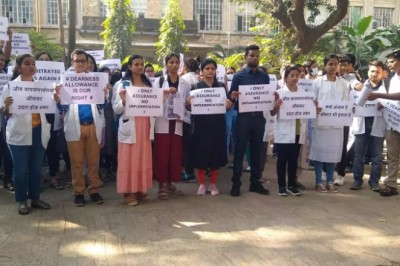 Maharashtra: ठाणे में आयुष डॉक्टरों ने विभिन्न मांगों को लेकर किया प्रदर्शन