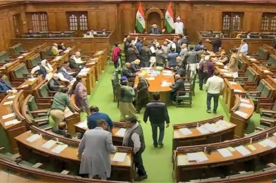 दिल्ली विधानसभा में तीसरे दिन भी हंगामा, उपराज्यपाल को 'कबीले का सरदार' बताने पर भड़की भाजपा