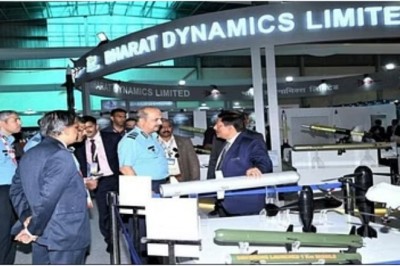 एयर चीफ मार्शल वीआर चौधरी ने Aero India में प्रदर्शन के लिए एयरोस्पेस क्षेत्र के स्टॉलों का दौरा किया