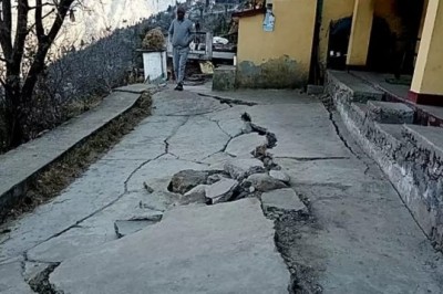 Mussoorie Landslide: सड़क धंस रही, भवनों में आई दरारें