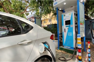 Delhi: राजधानी में जल्द स्थापित होंगे 100 विश्वस्तरीय ईवी चार्जिंग स्टेशन