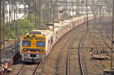 तकनीकी समस्या की वजह से मुंबई की लोकल ट्रेन सेवाएं प्रभावित, थमी रही आवाजाही
