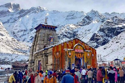 लगातार हो रही बर्फबारी, आज स्थगित रहेगी केदारनाथ यात्रा, पुलिस ने की सहयोग की अपील