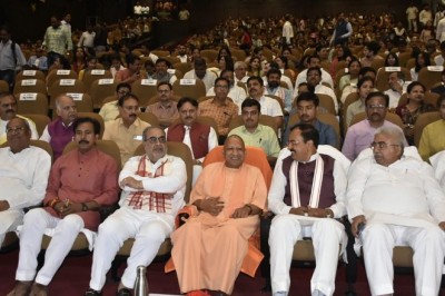 सीएम योगी मंत्रियों-विधायकों के साथ देखने पहुंचे 