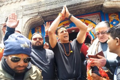 केदारनाथ धाम पहुंचे अभिनेता अक्षय कुमार, दर्शन कर की बाबा केदार की पूजा-अर्चना