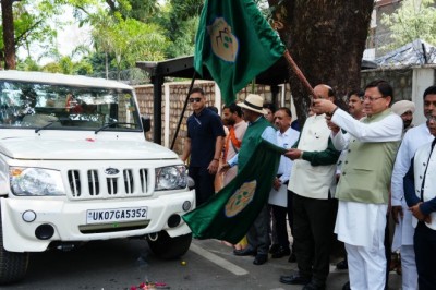 कैंपा योजना से खरीदे गए 23 बोलेरो कैम्पर वाहनों को हरी झंडी दिखाकर किया रवाना