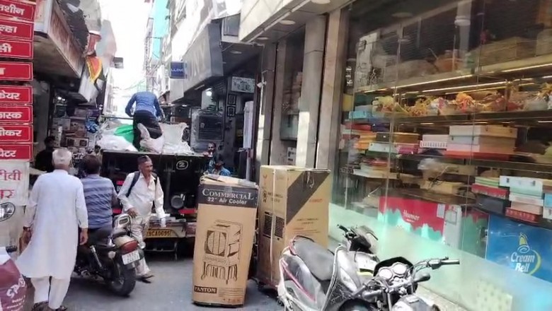 मुख्य बाजार स्थित फड बाजार की गली में अतिक्रमणकारियों का कब्जा नगर पालिका का कूड़ा वाहन भी घंटों तक फंसा