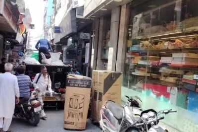 मुख्य बाजार स्थित फड बाजार की गली में अतिक्रमणकारियों का कब्जा नगर पालिका का कूड़ा वाहन भी घंटों तक फंसा