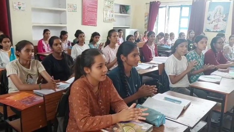 बेटी बचाओ बेटी पढ़ाओ अभियान के तहत पहाड़ की बेटियों को IIT और NEET की फ्री कोचिंग की शुरुआत,डीएम की सराहनीय पहल