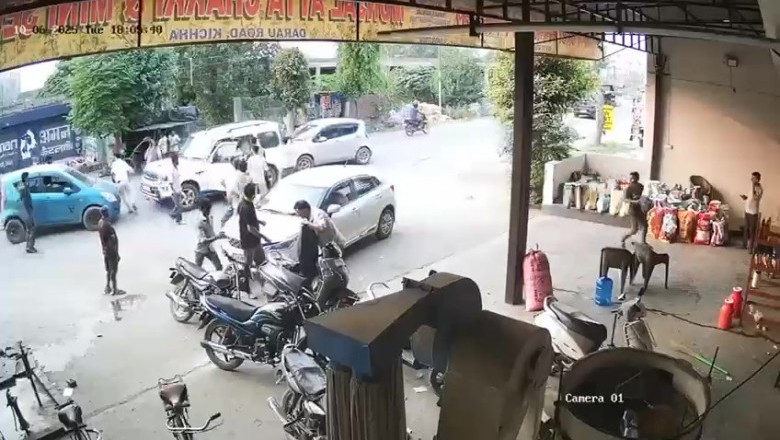 बेखौफ बदमाशों ने दिनदहाड़े स्कॉर्पियो कार को जबरन रोक कर लाठी डंडों से प्रहार कर उसे क्षतिग्रस्त कर दिया