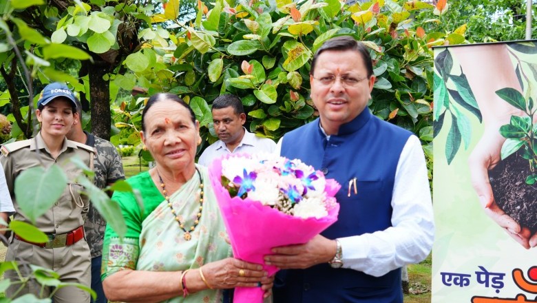 मुख्यमंत्री ने  एक पेड़ मां के नाम अभियान के अन्तर्गत अपनी माताजी के साथ किया पौधारोपण