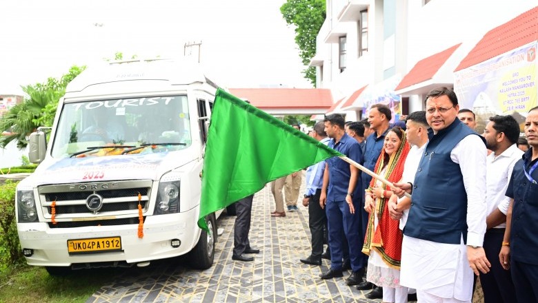 मुख्यमंत्री ने टनकपुर से कैलाश मानसरोवर यात्रा के पहले दल को  हरी झंडी दिखाकर किया रवाना