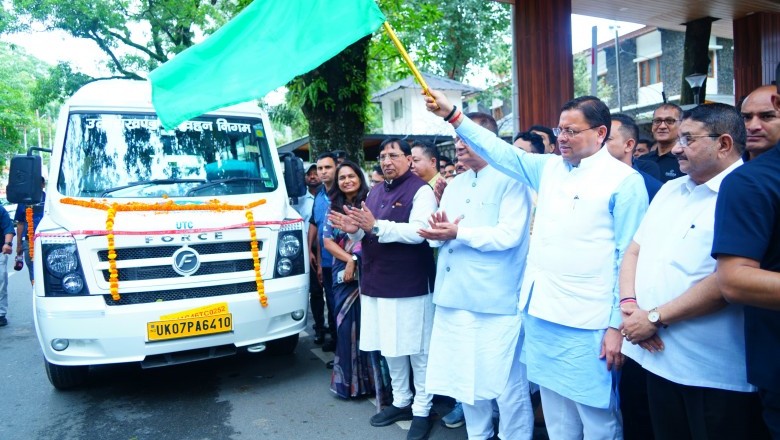 20 नई वातानुकूलित यूटीसी मिनी (टेम्पो ट्रैवलर) का फ्लैग किया ऑफ