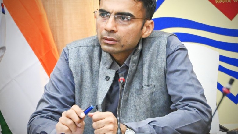 महीनों से परेशान बुजुर्ग सरस्वती; गत दिवस पंहुची डीएम समक्ष;