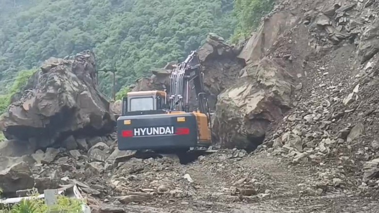 गंगोत्री  राजमार्ग पर भारी भूस्खलन आवाजाही ठप्प.