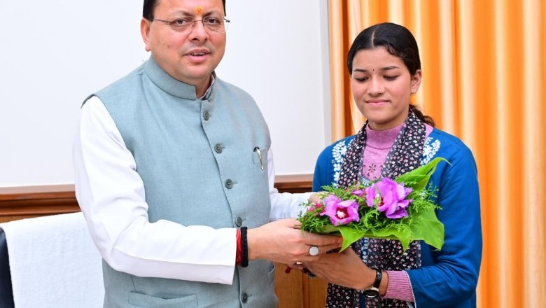 मुख्यमंत्री श्री पुष्कर सिंह धामी से गैरसैंण (भराड़ीसैंण) में मुख्यमंत्री आदर्श ग्राम सारकोट की ग्राम प्रधान प्रियंका नेगी ने भेंट की