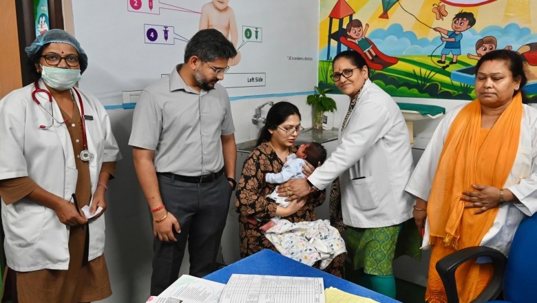 मुख्य विकास अधिकारी, अभिनव  शाह  ने जिला चिकित्सालय में बनाए गए राज्य के पहले सरकारी आधुनिक टीकाकरण केंद्र में अपने डेढ़ माह बेटे का टीकाकरण कराया