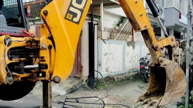 अतिक्रमण कर रोड पर बनाया गेट; प्रशासन ने किया ध्वस्त;