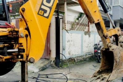 अतिक्रमण कर रोड पर बनाया गेट; प्रशासन ने किया ध्वस्त;