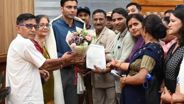 उत्कृष्ट कार्यशैली और असाधारण निर्णयों के लिए डीएम सविन बंसल को उत्तराखंड भूकानून अभियान के सदस्यों ने किया सम्मानित