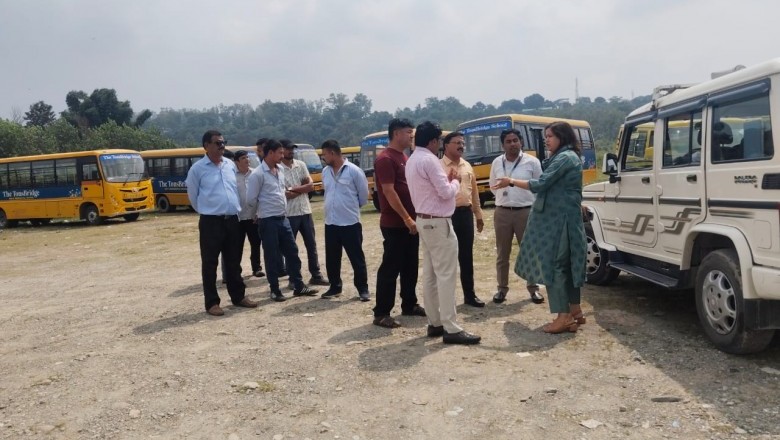परिवहन विभाग की टीम पहुंची स्कूल