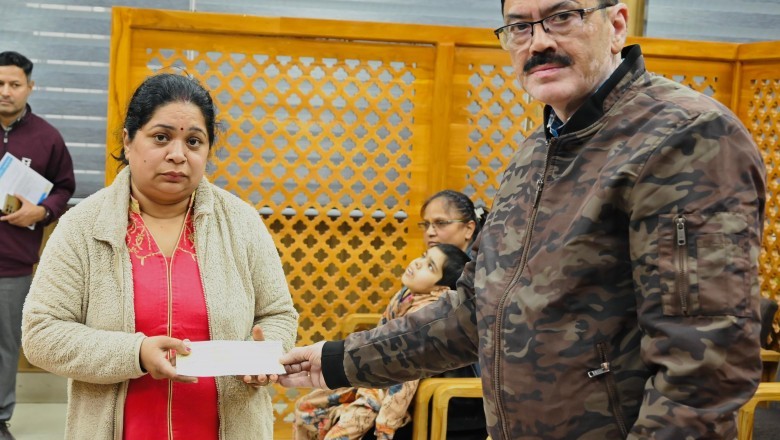 13 वर्षीय दिव्यांग भव्य चलने- फिरने, बोलने में है असमर्थ; जिला प्रशासन ने दी वाहन हेतु आर्थिक सहायता