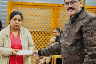 13 वर्षीय दिव्यांग भव्य चलने- फिरने, बोलने में है असमर्थ; जिला प्रशासन ने दी वाहन हेतु आर्थिक सहायता