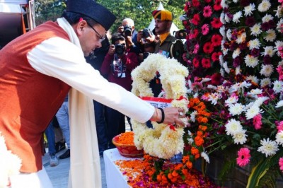 मुख्यमंत्री ने विजय दिवस पर शहीद स्मारक में पुष्पचक्र अर्पित कर वीर बलिदानियों को दी श्रद्धांजलि