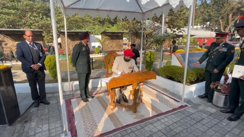 विजय दिवस के मौके पर देहरादून स्थित शहीद स्मारक में श्रद्धांजलि कार्यक्रम का  किया गया आयोजन