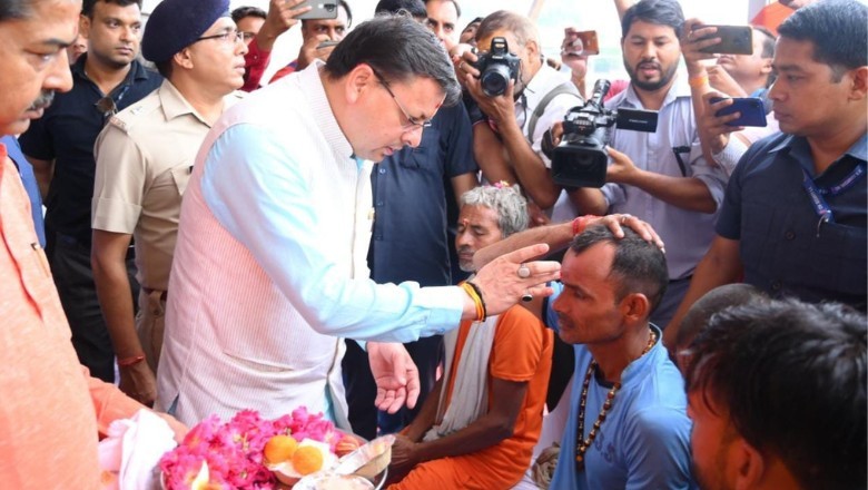 सीएम धामी ने कांवड़ियों के पैर धोए, फूल मालाएं पहनाकर किया भव्य स्वागत