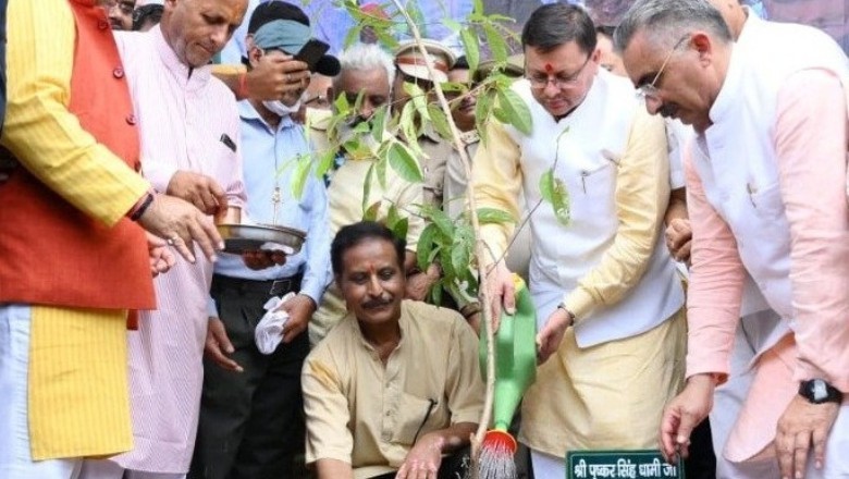 सीएम पुष्कर सिंह धामी ने किया पौधरोपण, आगंतुकों से किया फूलों के बजाय पौधे लाने का अनुरोध