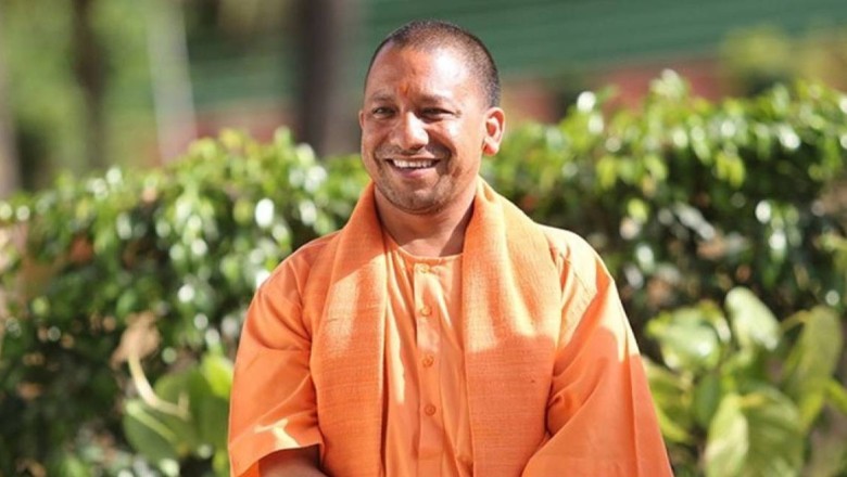 गोरखपुर पहुंचे CM योगी, कल 125 करोड़ की विकास परियोजनाओं का देंगे तोहफा