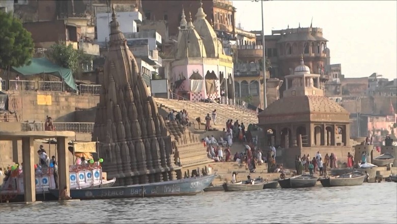 Varanasi: 69.19 मीटर पहुंचा गंगा का जलस्तर, मणिकर्णिका घाट पर छत पर हो रहा अंतिम संस्कार
