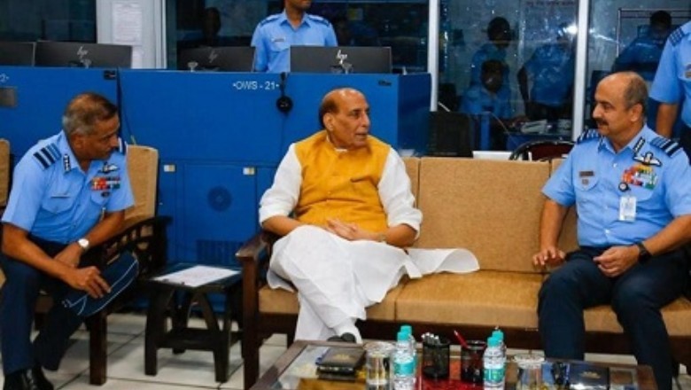 रक्षामंत्री ने वायुसेना के प्रमुख रडार स्टेशन का दौरा किया, IACCS के कामकाज का किया अवलोकन