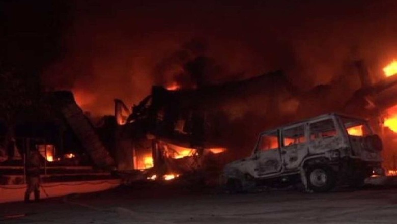 Chandauli: हॉट मिक्स प्लांट में लगी भीषण आग, 50 लाख का नुकसान