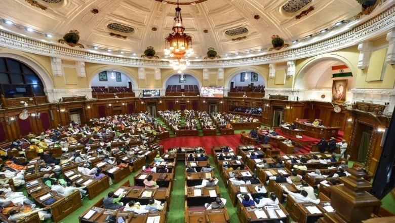 UP: विधानमंडल के मानसून सत्र का आखिरी दिन, अखिलेश के साथ सपा विधायकों ने किया वॉक आउट