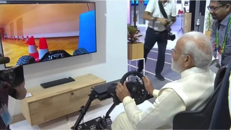 पीएम मोदी ने खुद लिया 5G सेवाओं का अनुभव, प्रगति मैदान में बैठकर यूरोप में चलाई कार
