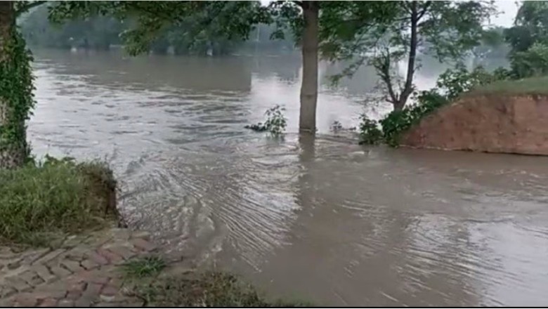 UP: सिद्धार्थनगर में बूढ़ी राप्ती नदी पर बना बांध टूटा, 20 से ज्यादा गांव जलमग्न
