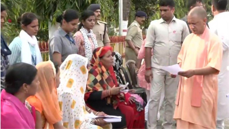 UP: सीएम योगी ने लगाया जनता दरबार, फरियादियों की सुनी फरियाद