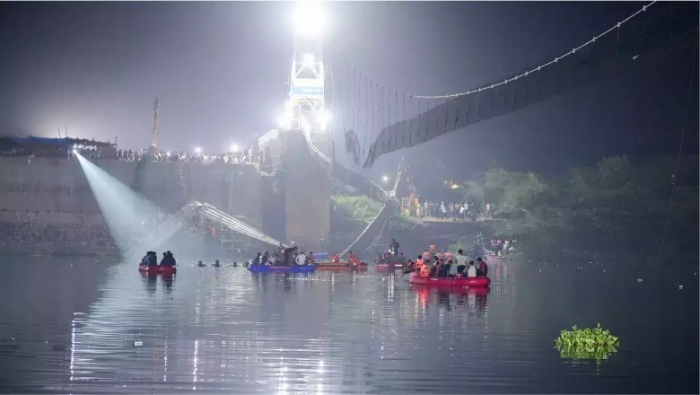 Morbi Bridge: सेल्फी लेने की होड़ में टूटा झूलते हुआ पुल, 132 लोगों की मौत